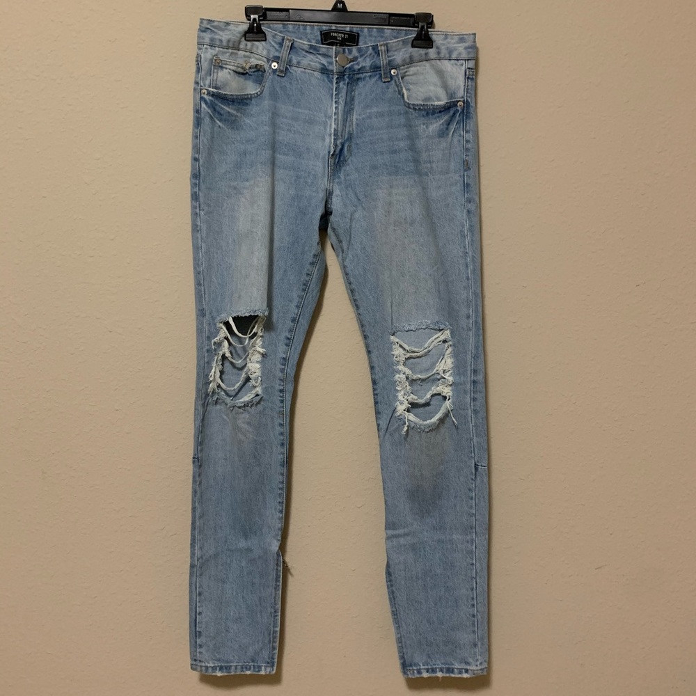 Forever 21 Light Washed Ripped Jeans size 34